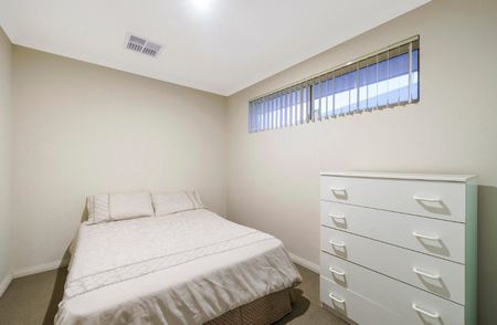 Bright & Spacious 3-Bedroom Townhouse with Study - Photo 3