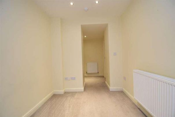 College Grove View, Wakefield, WF1 - Photo 1