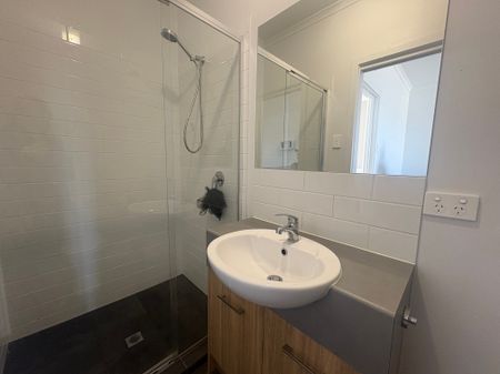 Modern 2-Bedroom Townhouse In Munno Para! - Photo 5