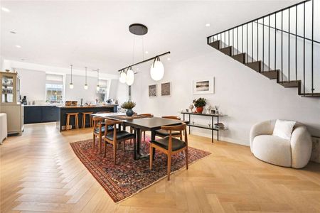 A remarkable three bedroom apartment situated in the heart of Covent Garden. - Photo 2