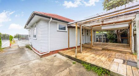 Centrally Located in Desirable New Windsor! - Photo 2