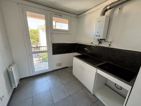 Salon De Provence Appartement 3 pièces avec balcon et parking - Photo 2