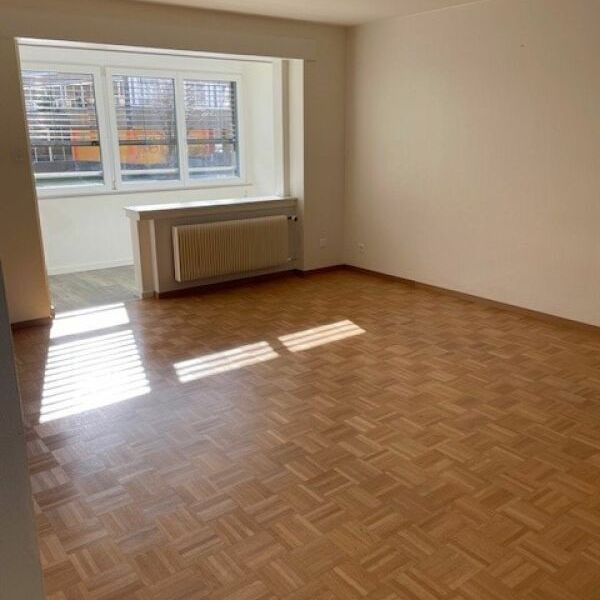 Family apartment with 4.5 rooms and closed balcony! - Photo 1