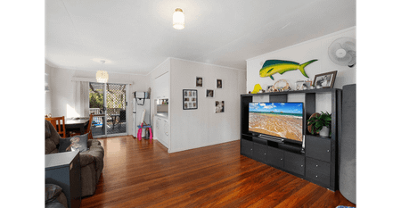 BRIGHT & BREEZY FAMILY HOME! - Photo 4