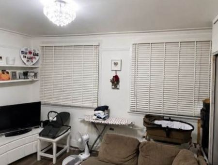 1 Bed Flat, Arthur Road, SW19 - Photo 2