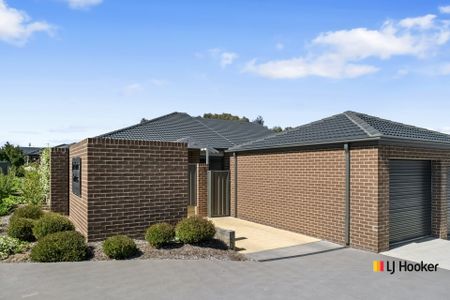 Spacious Townhouse With Great Outdoor Areas - Photo 3