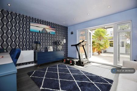 3 bedroom terraced house to rent - Photo 4