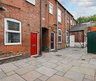 Fantastic 3 bedroom property with a HUGE bathroom! - Photo 1