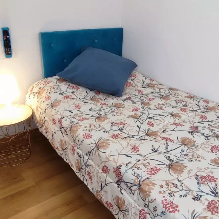 Rooms for rent in 5-bedroom apartment in Villa De Vallecas - Photo 1
