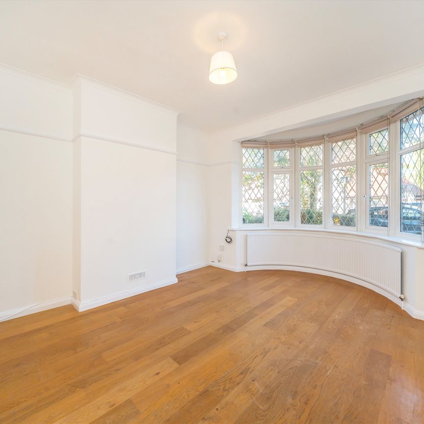 Holland Avenue, SW20, London - Photo 1