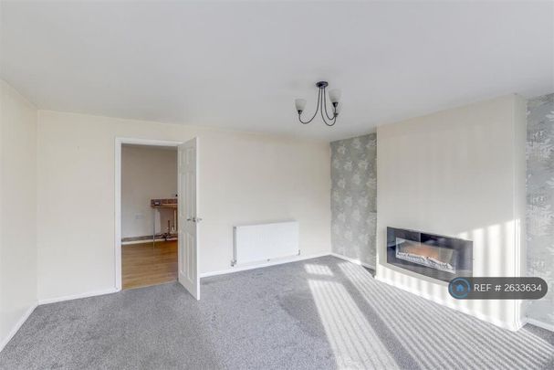 3 bedroom semi-detached house to rent - Photo 1