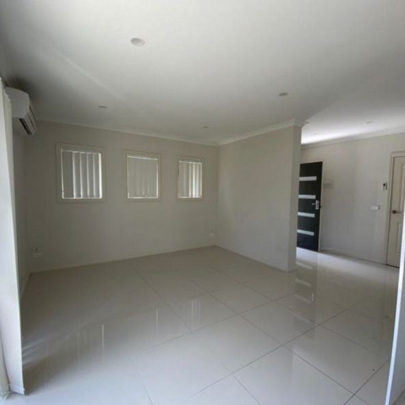 Charming Townhouse in Meadow Heights! - Photo 1