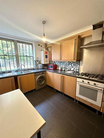 1 bedroom in a house share to rent - Photo 2
