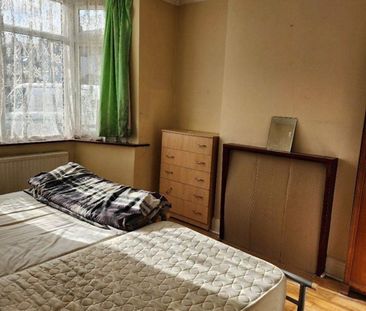Room in a Shared House, Wood Close, NW9 - Photo 5