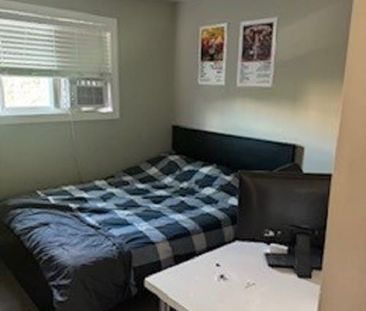 Top Floor 3 beb 2 bath house: March 1 - Photo 5