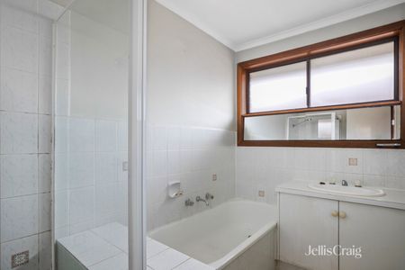 37 Hoddle Way, Altona Meadows VIC 3028 - House For Rent | Domain - Photo 4