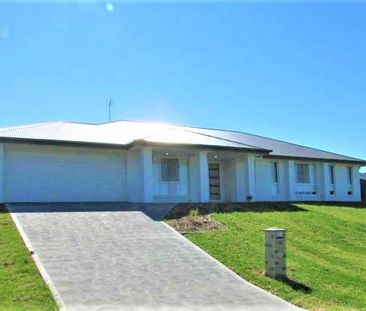 Spacious four bedroom family home - Photo 1