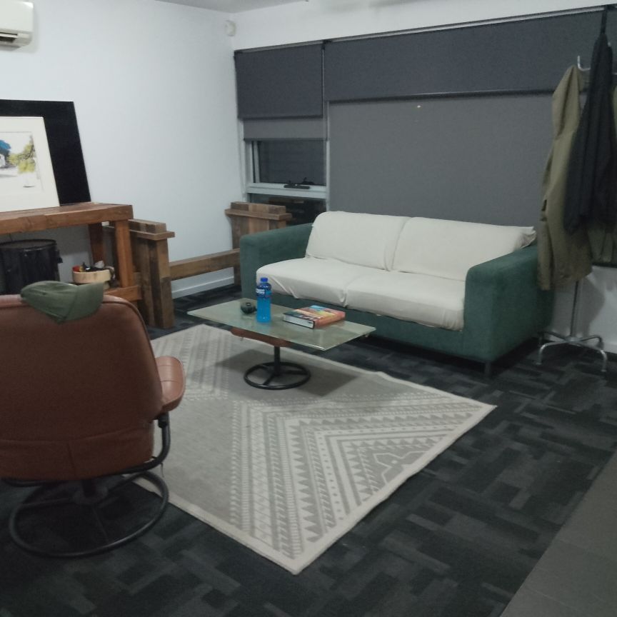 Port Melbourne - Photo 1