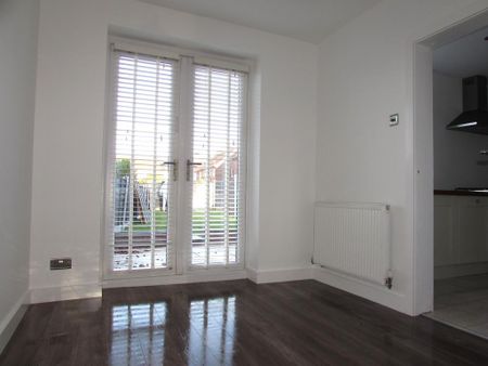 3 bedroom end of terrace house to rent - Photo 2