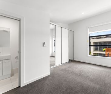 Extra Large Designer Style 3 Storey Terrace Home - Photo 3