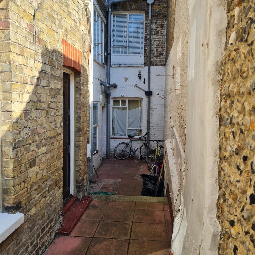 Augusta Road, Ramsgate - Photo 1