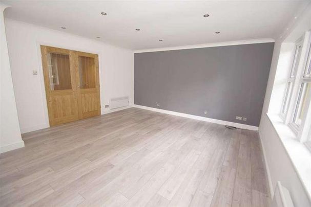 Parkwood Court, Roundhay, LS8 - Photo 1