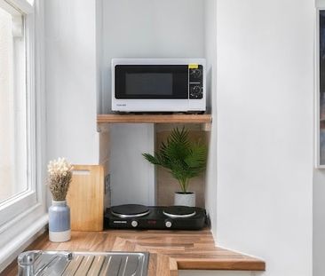 Studio Flat, Castletown Road, W14 - Photo 2