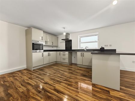 2 Bedroom Flat / Apartment to let - Photo 5