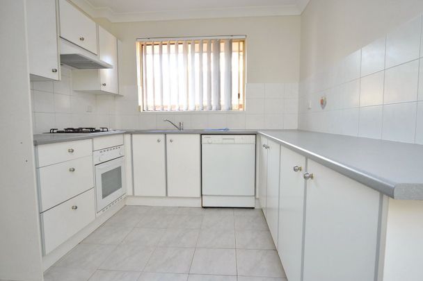 Conveniently Located 3 Bedroom Apartment - Photo 1