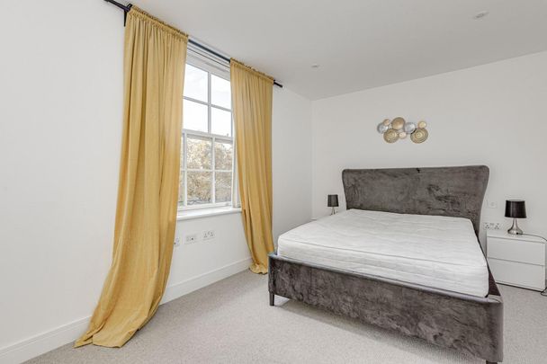 2 bedroom flat in London - Photo 1