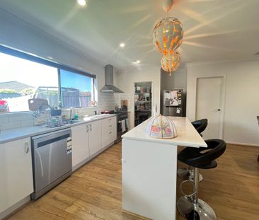 Family Home Awaits! - Photo 3