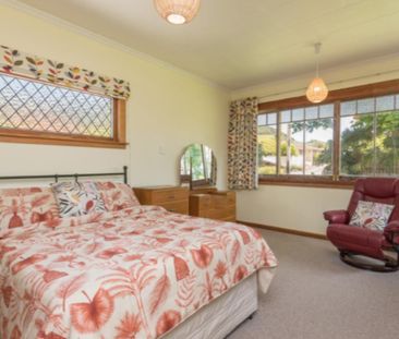 Character on Queen - Photo 5