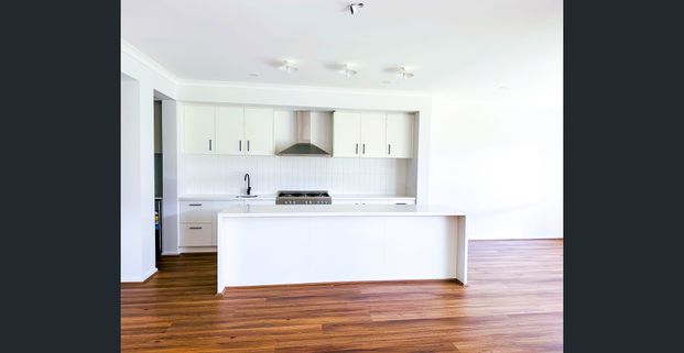 2 Master - Fully Upgraded Double Storey Home! - Photo 1