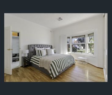 Three Bedroom Art Deco Modernised Home - Photo 6