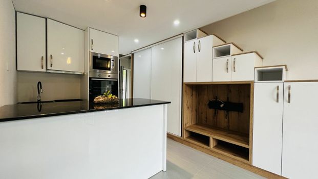 Neubau hochwertiges Top möbliertes Studio mit Klima, Parkplatz, Balkon - Photo 1