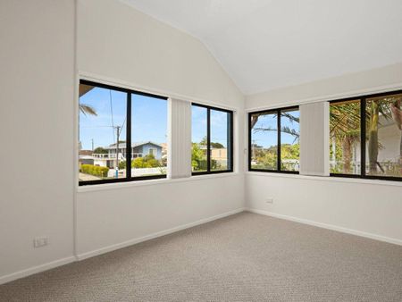 WALK TO THE BEACH - Flexible Family Living in the Heart of Old Bar - Photo 5