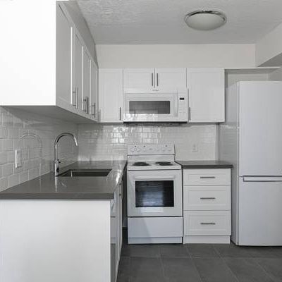 Oct 21- Nov 1❤ Unfurnished 1 bdr Apartment w/ balcony @Bloor and Yonge - Photo 1