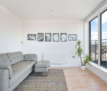 Ideally situated on the southern tip of the Isle of Dogs, this neut... - Photo 6