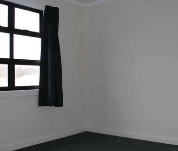 ROSLYN - 2 BEDROOM - Photo 5