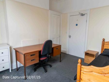 Room 6, 38 Heslington Road - Photo 2