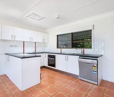 Freshly painted 3 bedoom home opposite the Coomera River - Photo 4