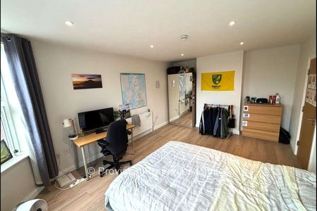 5 Bedrooms 3 Bathrooms - Photo 3