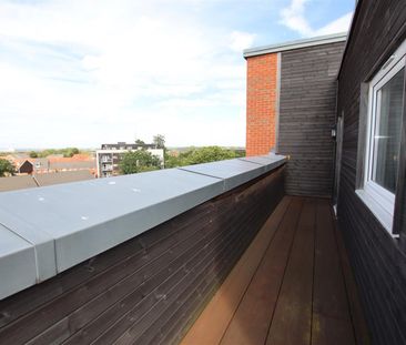 1 bedroom Penthouse to let - Photo 4