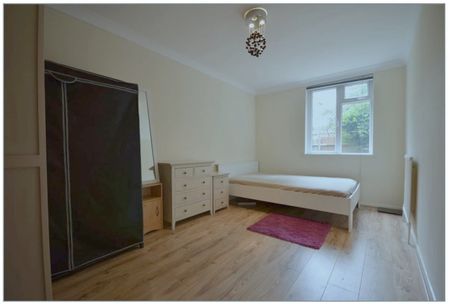 2 Bed Flat, Barnstaple House, SE12 - Photo 2