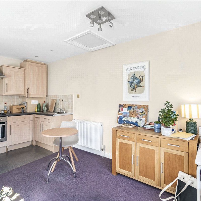 A first floor furnished flat in the heart of the bustling main street of Jericho in a converted Victorian building. - Photo 1