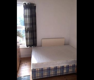 4 Bed Semi-Detached House, Newcombe Road, SO15 - Photo 2