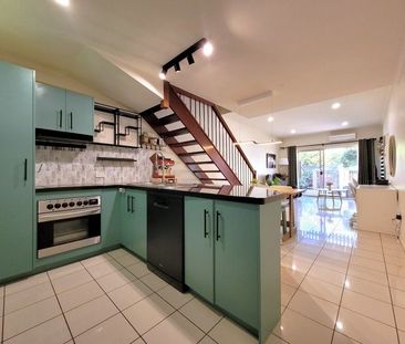 PERFECT LOW MAINTENANCE 3BEDS+1MUILTI PURPOSE ROOM WITH LARGE COURT... - Photo 1