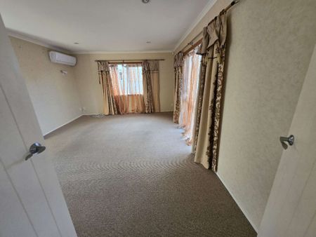 5 Bedroom Home in Flat Bush - Photo 2