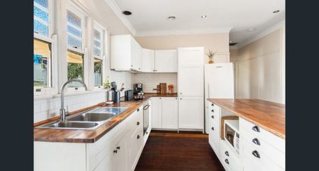 4 Bedroom Cottage in Great Location - Photo 5