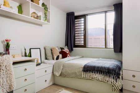 Extra Large Ensuite - Photo 5